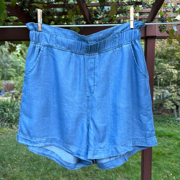 🌺 THREAD & SUPPLY; Ruffle Waist - Stretchy Light Blue Jean Style Shorts; Sz. XL - Picture 2 of 9